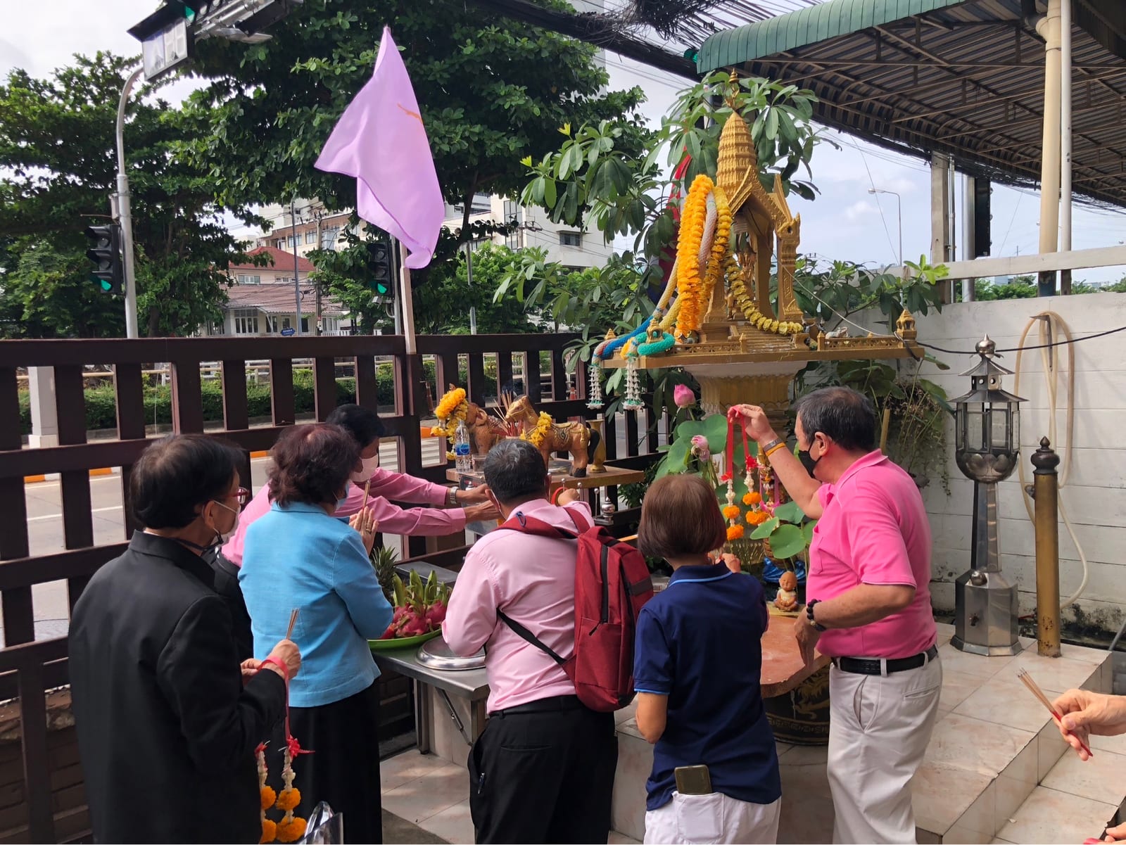 สักการะสิ่งศักดิ์สิทธิ์ในโอกาสเข้ารับตำแหน่งประธานกรรมการดำเนินการสหกรณ์ฯ