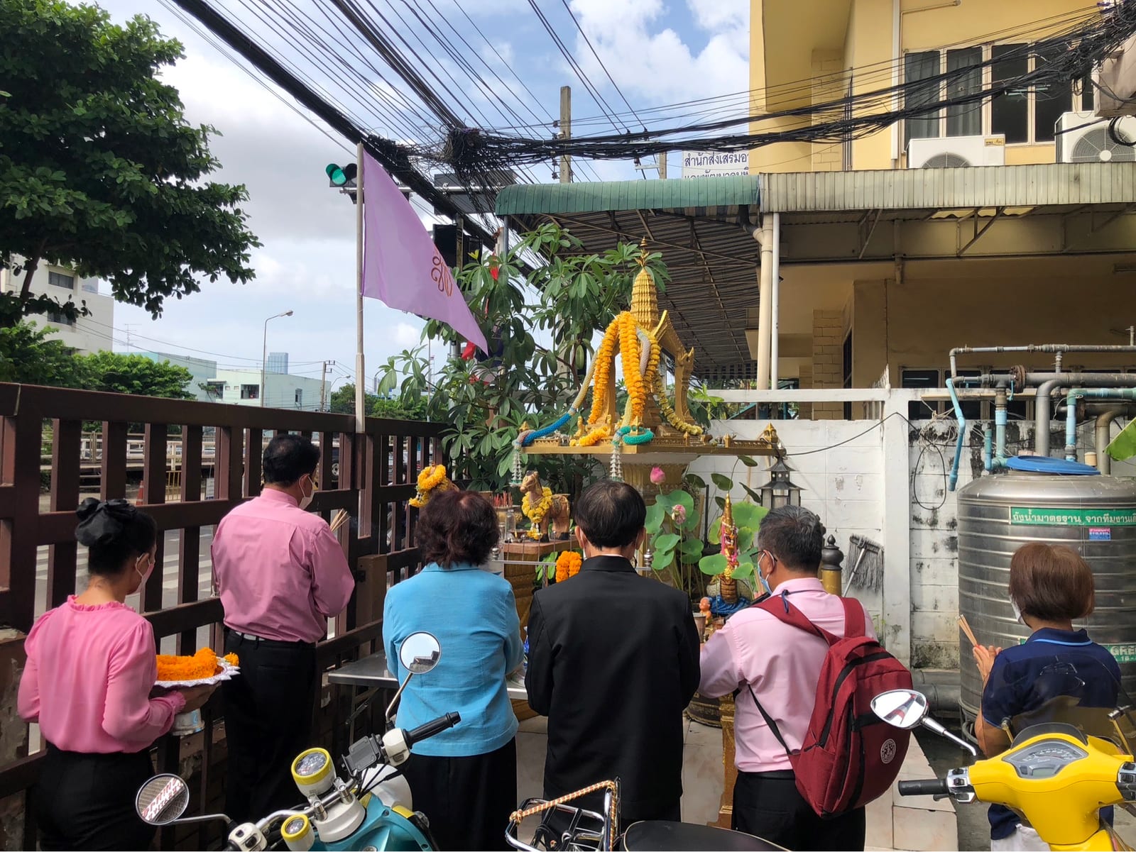 สักการะสิ่งศักดิ์สิทธิ์ในโอกาสเข้ารับตำแหน่งประธานกรรมการดำเนินการสหกรณ์ฯ