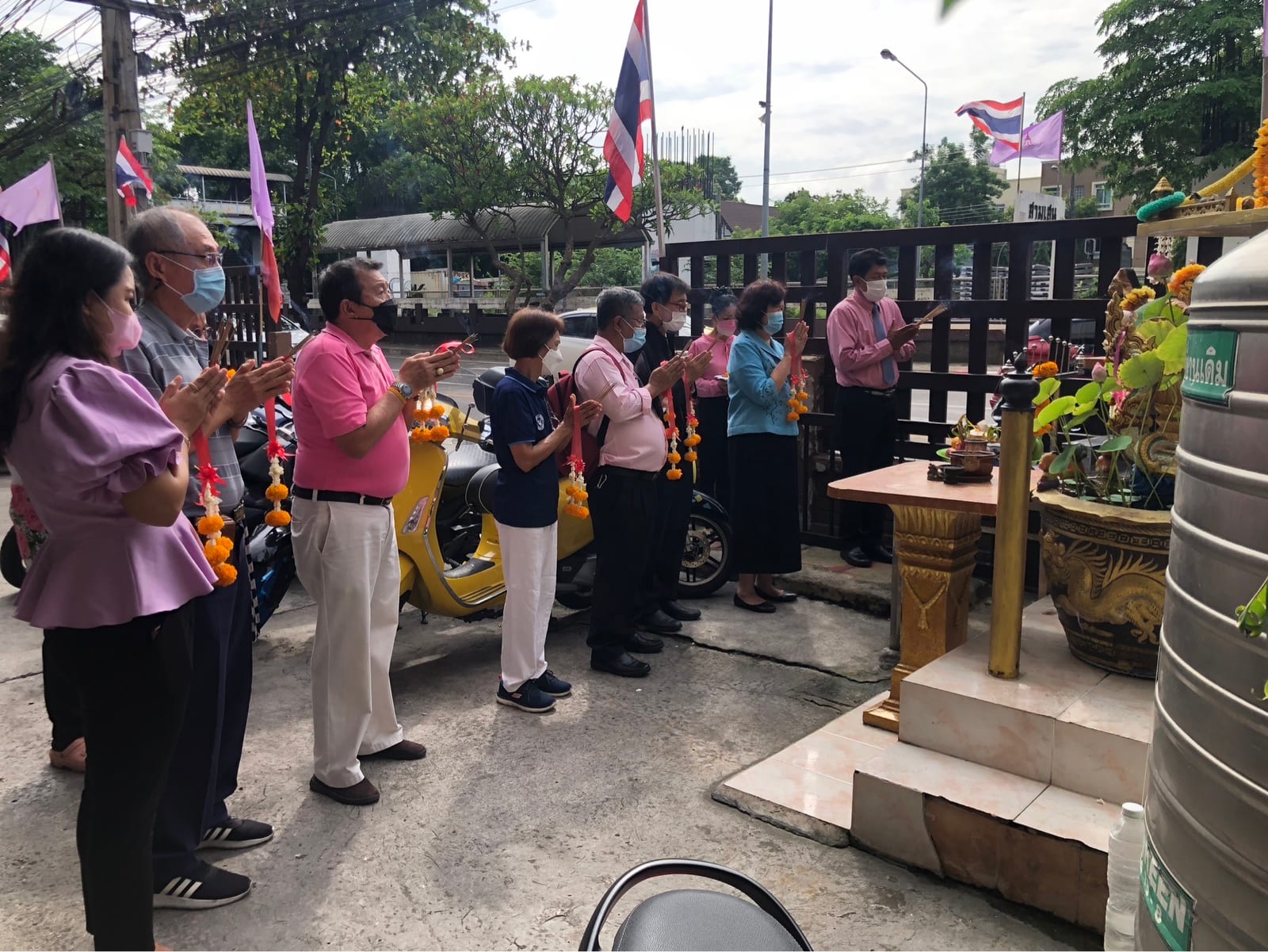 สักการะสิ่งศักดิ์สิทธิ์ในโอกาสเข้ารับตำแหน่งประธานกรรมการดำเนินการสหกรณ์ฯ