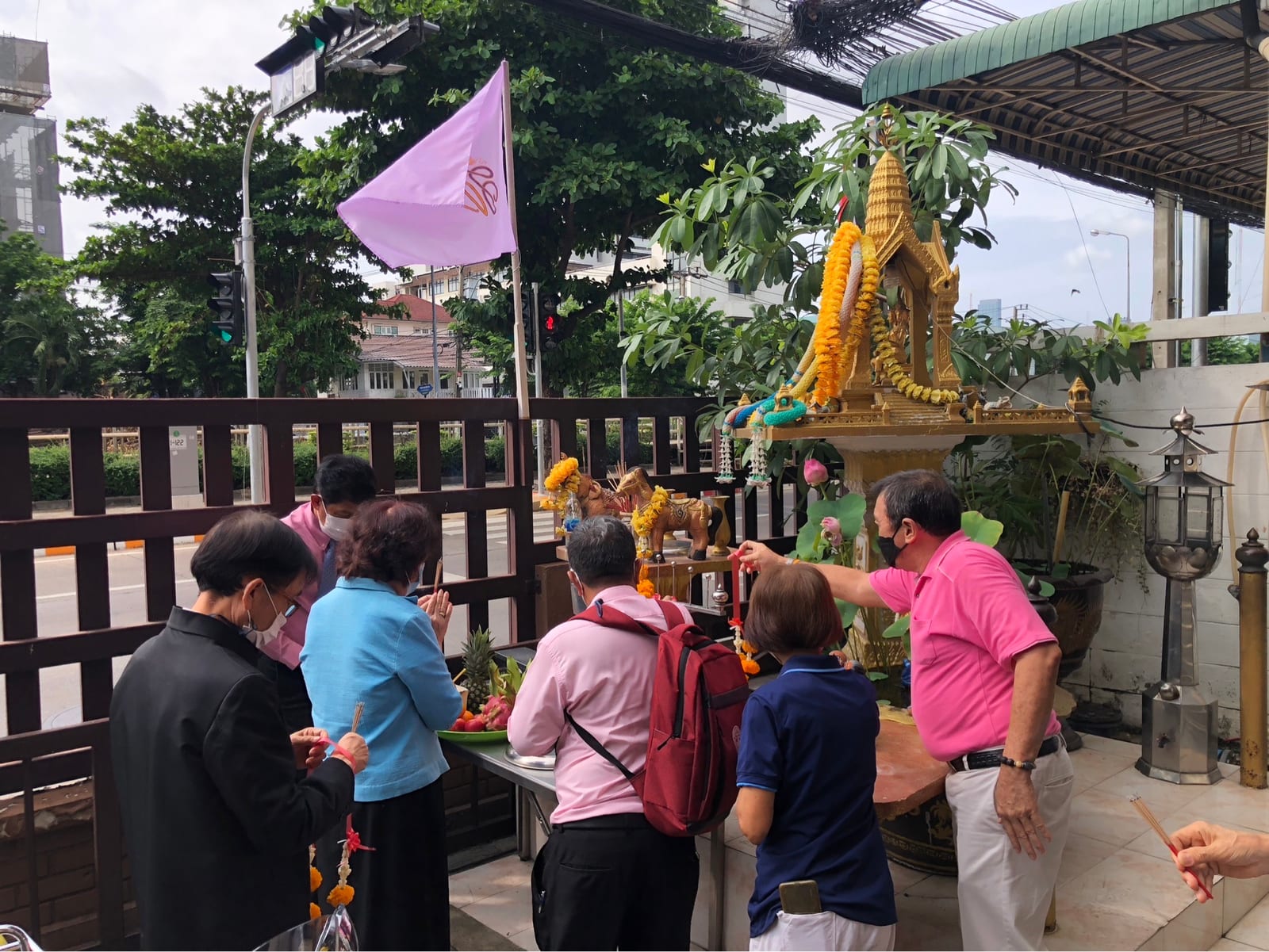 สักการะสิ่งศักดิ์สิทธิ์ในโอกาสเข้ารับตำแหน่งประธานกรรมการดำเนินการสหกรณ์ฯ