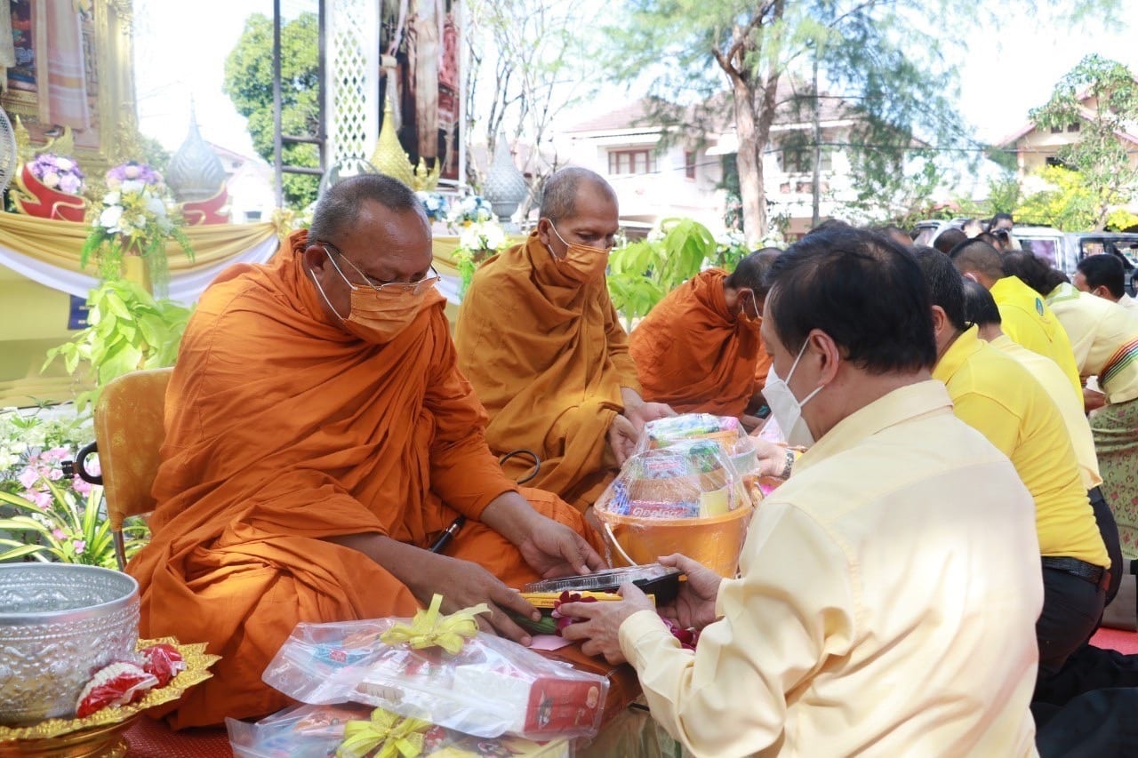 ภาพกิจกรรมวันสงกรานต์ สหกรณ์เคหสถานกรุงเทพฯ จำกัด (สามเสน) สรงน้ำพระ รดน้ำขอพร