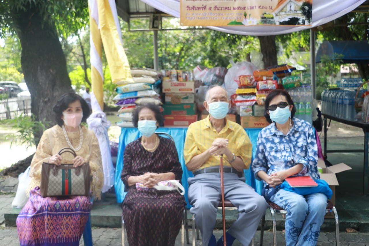ภาพกิจกรรมวันสงกรานต์ สหกรณ์เคหสถานกรุงเทพฯ จำกัด (สามเสน) สรงน้ำพระ รดน้ำขอพร