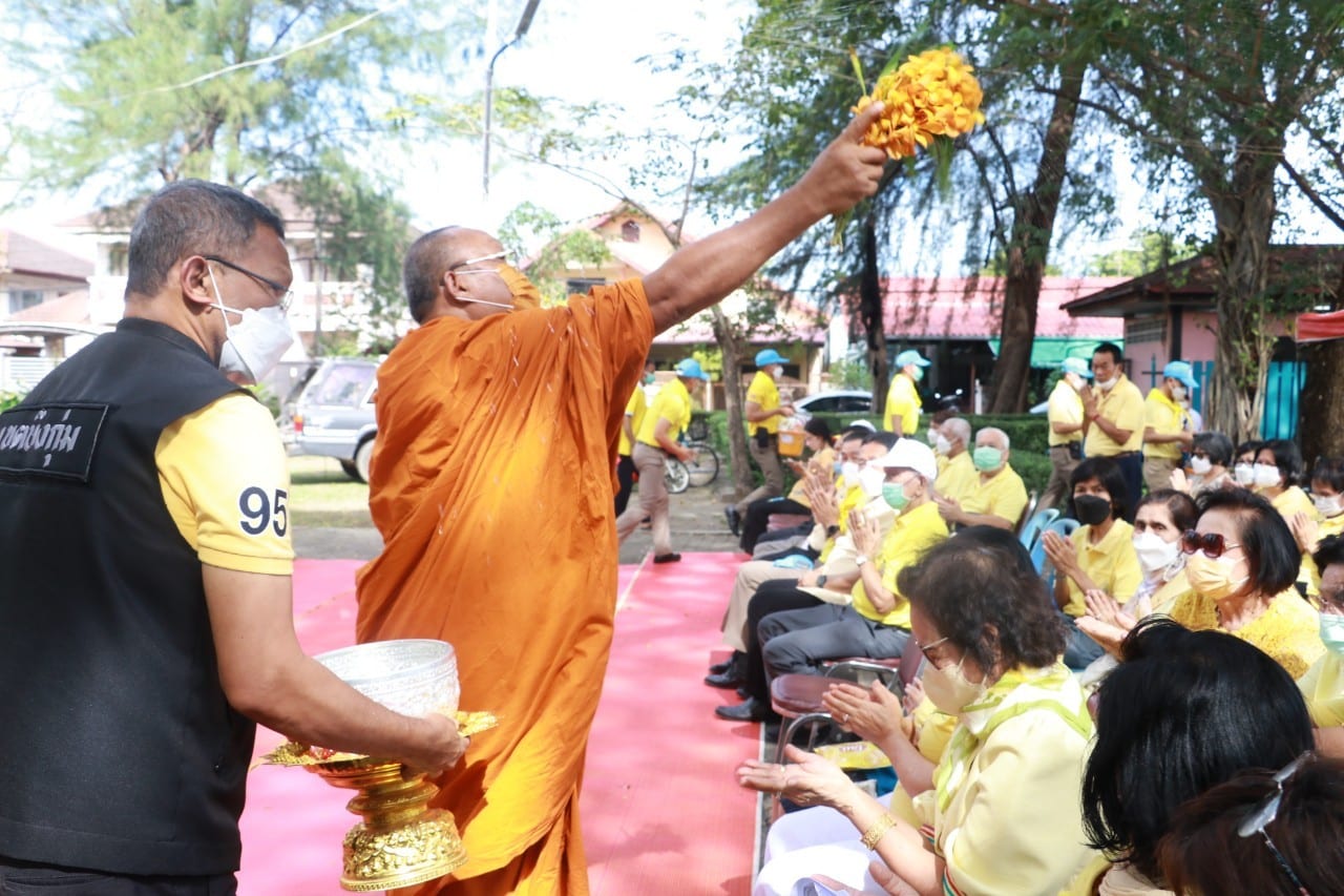 ภาพกิจกรรมวันสงกรานต์ สหกรณ์เคหสถานกรุงเทพฯ จำกัด (สามเสน) สรงน้ำพระ รดน้ำขอพร